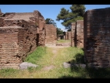 07097 ostia - regio i - insula xii - botteghe (i,xii,7) - westseite - 3. raum von sueden - bli ri osten - 06-2024.jpg